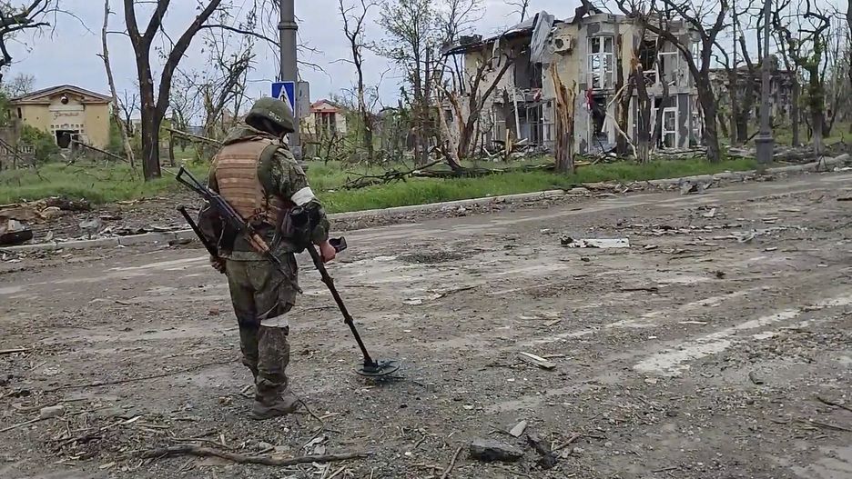 A still image taken from a handout video made available by the Russian Defense Ministry press service on 23 May 2022 shows a Russian serviceman demining the territory of the Azovstal steel plant in Mariupol, Ukraine, 22 May 2022. The chief spokesman of the Russian Defense Ministry, Major General Igor Konashenkov stated earlier, on 20 May, that the Azofstal steel plant was under full Russian army control, ending a 80-days battle for Mariupol. Russian troops had entered Ukraine on 24 February 2022. EPA/RUSSIAN DEFENCE MINISTRY PRESS SERVICE/HANDOUT HANDOUT HANDOUT EDITORIAL USE ONLY/NO SALES HANDOUT EDITORIAL USE ONLY/NO SALES Dostawca: PAP/EPA.
