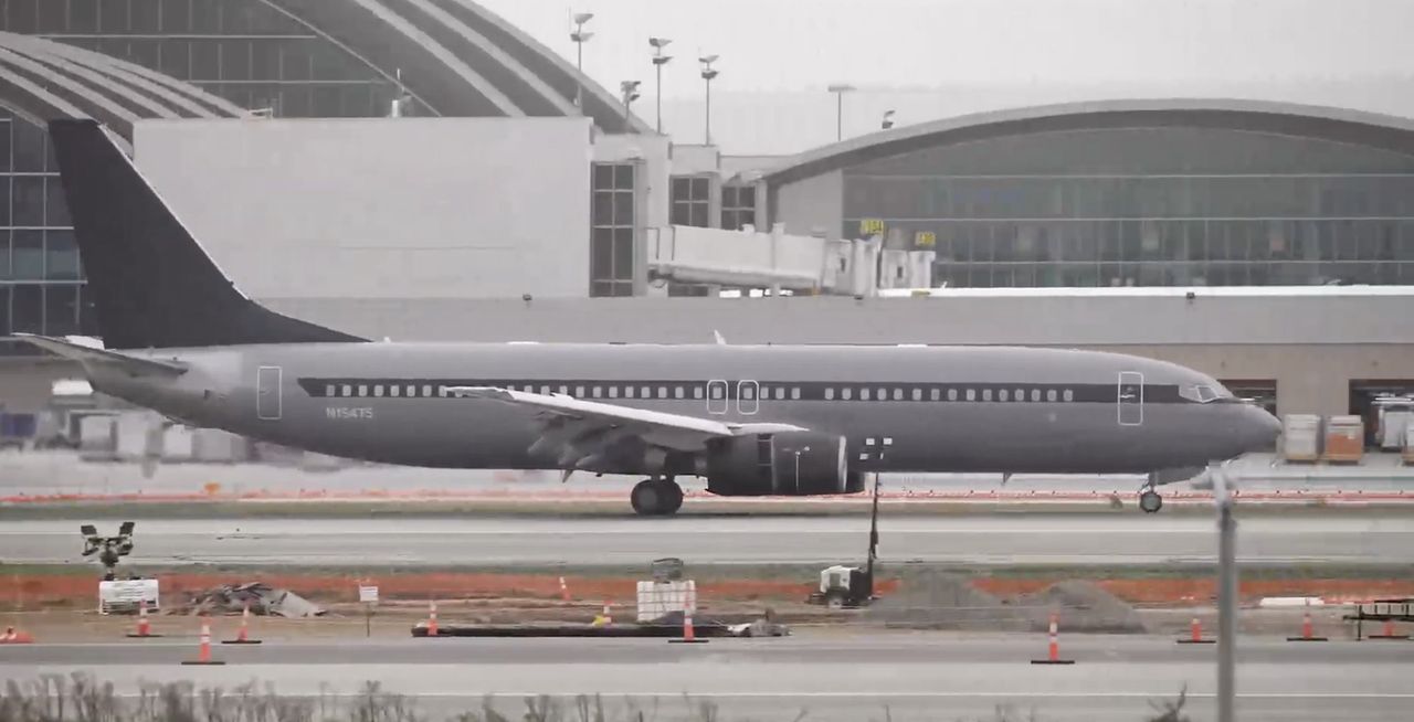 Boeing 737-800 with the number N154TS belonging to Elon Musk's company.