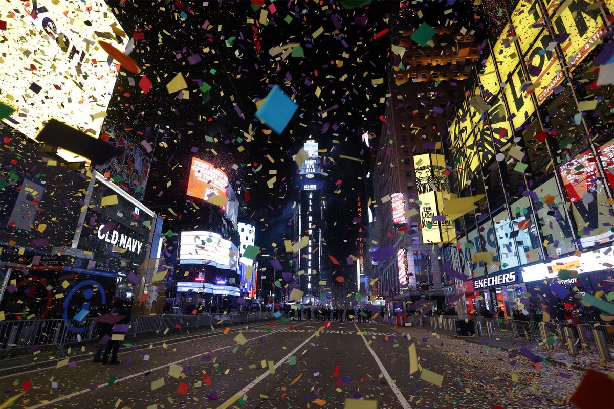 Times Square był pusty, ale z nieba poleciało kolorowe konfetti