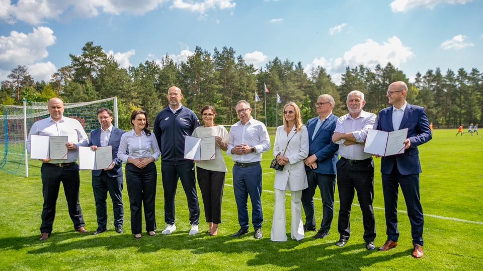 Wspólne zdjęcie w trakcie spotkania dla prasy