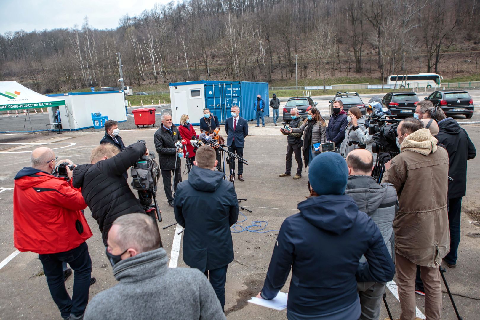 Wałbrzych, 19.04.2021. Koronawirus w Polsce. Szef KPRM, pełnomocnik rządu ds. szczepień przeciwko Covid-19 Michał Dworczyk (3L) oraz prezydent Wałbrzycha Roman Szełemej (5L) podczas konferencji prasowej w punkcie szczepień typu drive-thru w Wałbrzychu, 19 bm. (amb) PAP/Maciej Kulczyński