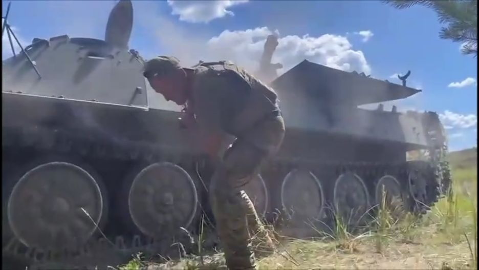 Ukraińcy strzelający do Rosjan z moździerza "Tundra".