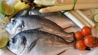 Pomysł na obiad – dorada. Dwa przepisy na pyszną rybę: pieczona dorada z nutą rozmarynu i pomarańczy i dorada po libańsku
