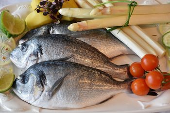 Pomysł na obiad – dorada. Dwa przepisy na pyszną rybę: pieczona dorada z nutą rozmarynu i pomarańczy i dorada po libańsku