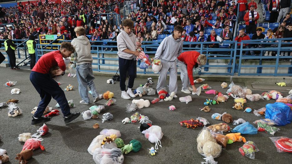 29.05.2025 KRAKOW wisla krakow miedz legnica nbaraze I liga KIBICE MISIE MASKOTKI AKCJA MI SIE CHCE FOT. ANNA KACZMARZ / POLSKA PRESS