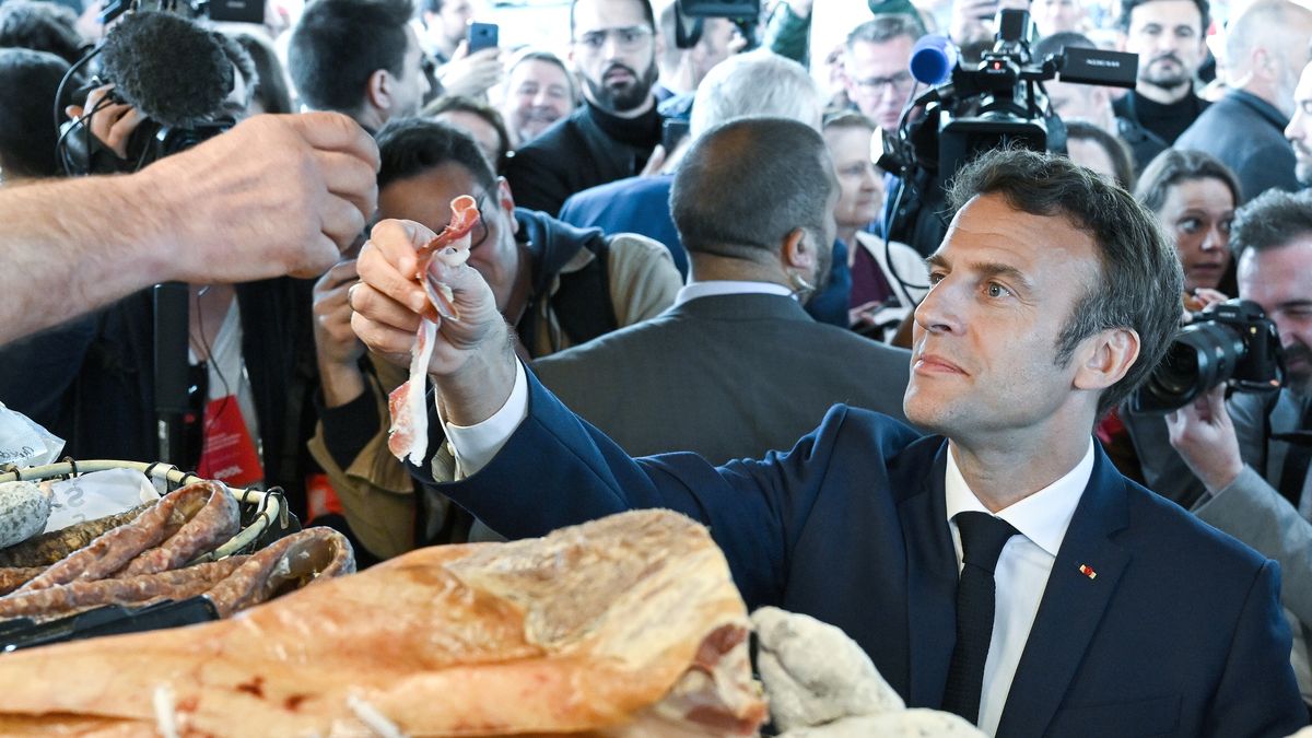 Na zdjęciu Emmanuel Macron na targu