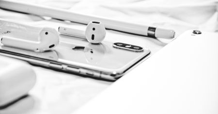 AirPods – Do serca przez żołądek. Połknął słuchawkę i teraz chwali Apple