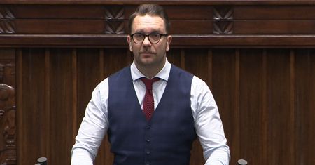 Mejza przerywa milczenie. Kuriozalne słowa z mównicy