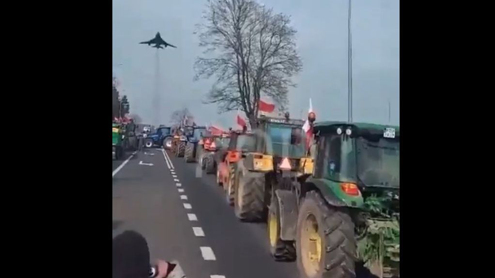 Bombowiec przeleciał tuż nad głowami rolników. Mamy komentarz wojskowych