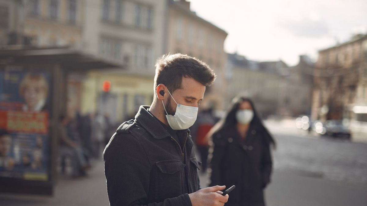 Brytyjska aplikacja zapobiegła 600 tys. zakażeń koronawirusem