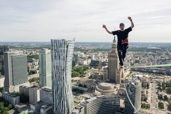 180 metrów nad ziemią. Ekstremalny wyczyn Estończyka w Warszawie