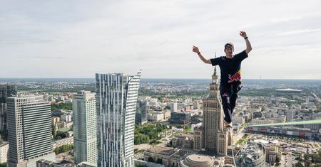 180 metrów nad ziemią. Ekstremalny wyczyn Estończyka w Warszawie
