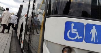 Osoby niepełnosprawne z Krakowa zostaną bez darmowych dojazdów do ośrodków? Miasto szuka alternatywy