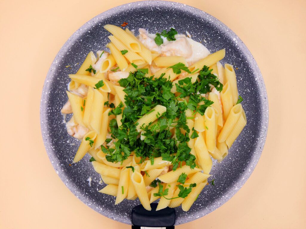 Makaron z kurczakiem i parmezanem przepis
