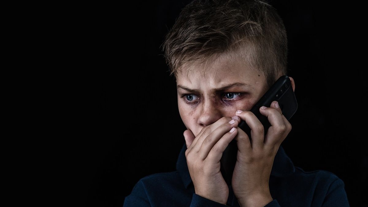 Nastolatek rozmawia przez telefon