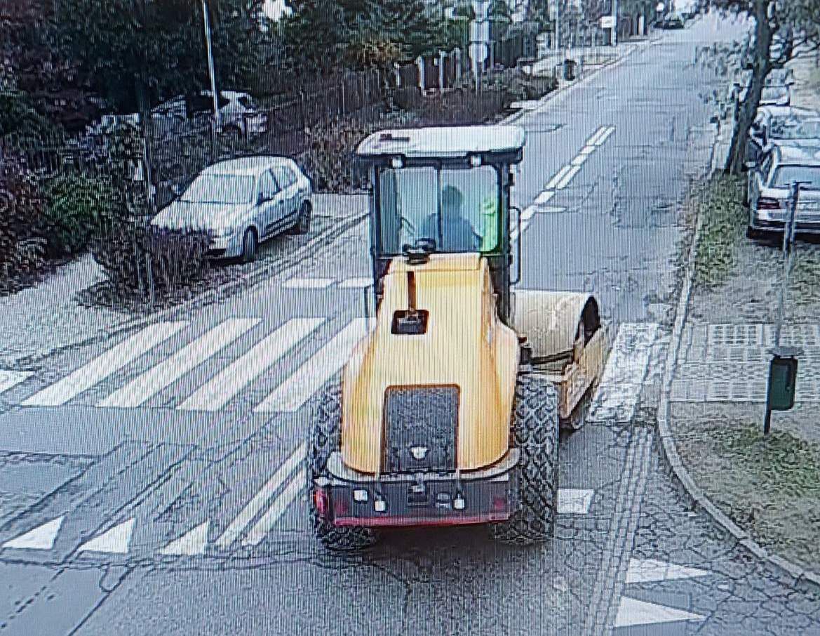  Jechał walcem po osiedlowej uliczce. Zniszczył ponad kilometr jezdni 