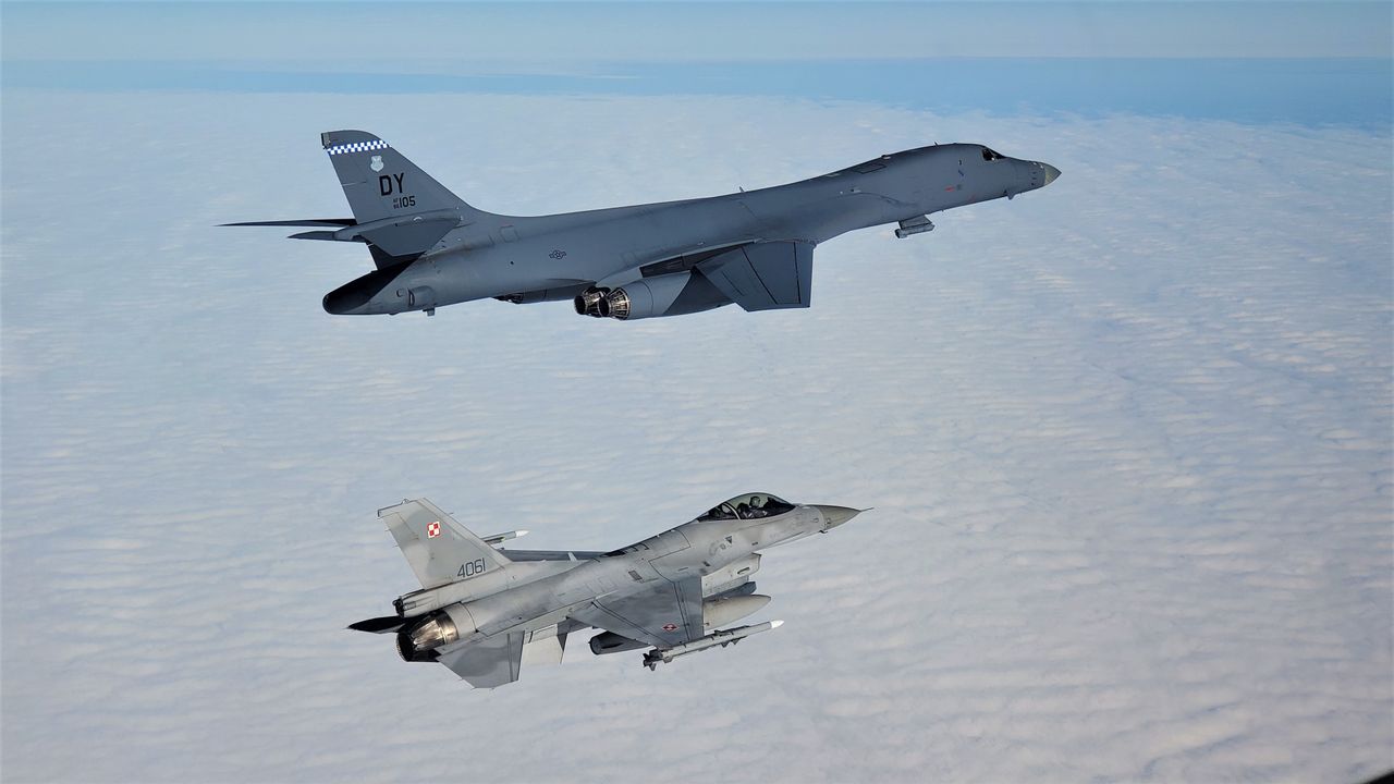 Polskie F-16 i amerykański B1-B.
