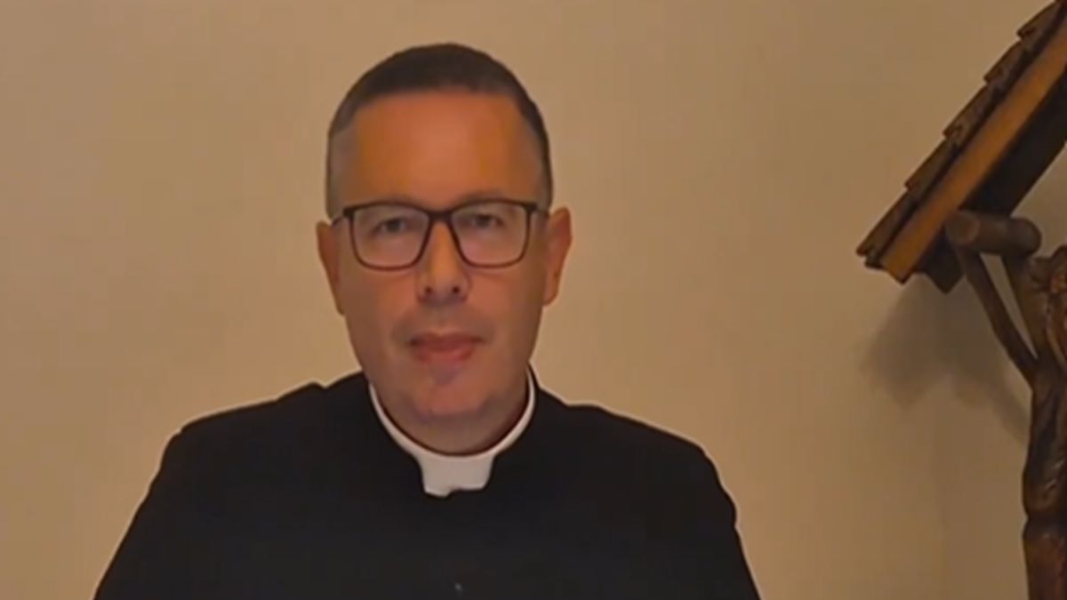 Ks. Daniel Wachowiak pokazał, ile zebrał pieniędzy podczas mszy.