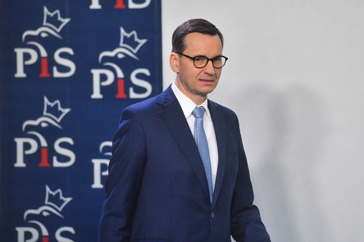 "Szkaluje polski mundur". Mocne słowa Morawieckiego