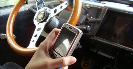 W jednej ręce kierownica, w drugiej telefon...