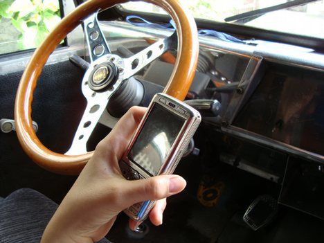 W jednej ręce kierownica, w drugiej telefon... 1