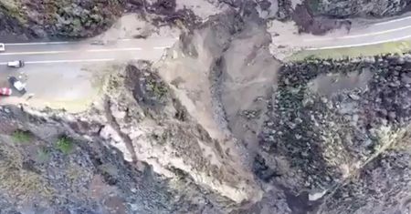 Wielki kawał autostrady nagle runął do oceanu. Zdjęcia porażają