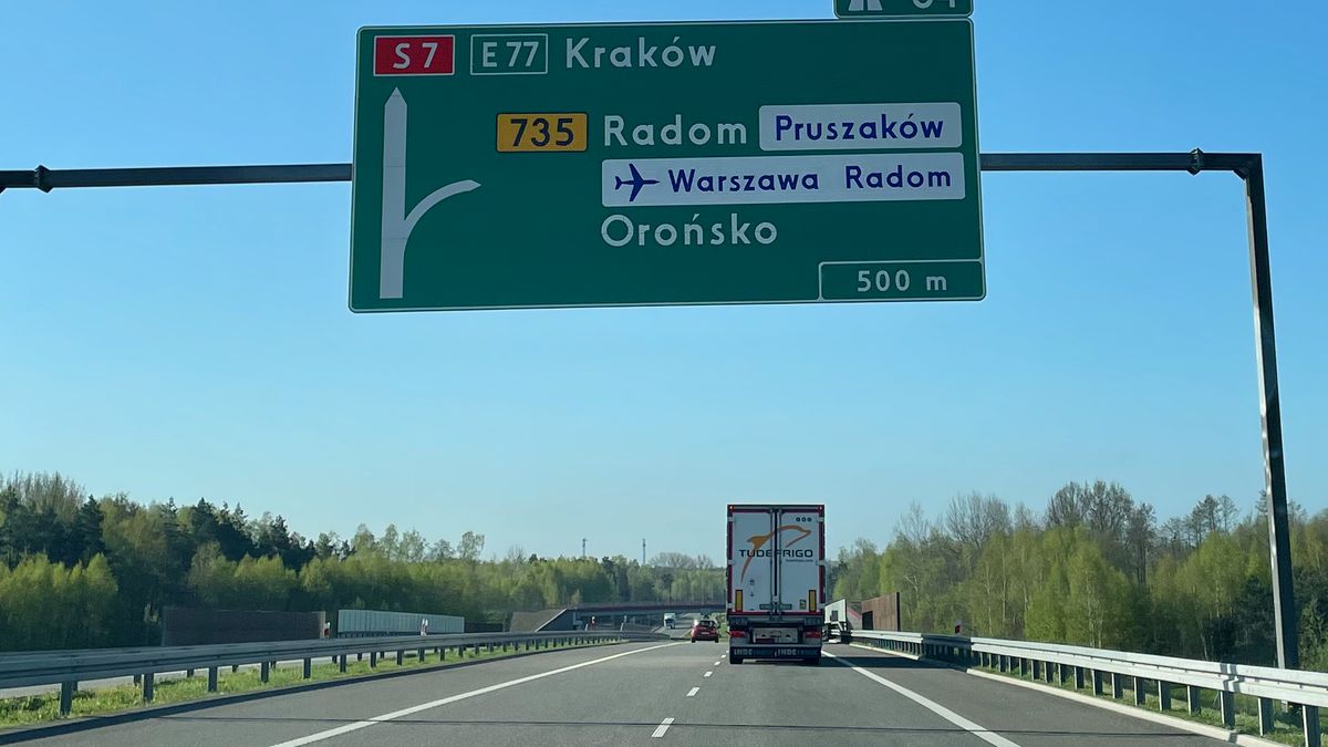 "Lotnisko Warszawa-Radom" - tak oznaczony jest zjazd z drogi S7 na trasę wiodącą do terminala