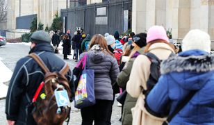 Tak długiej kolejki nie było tu od miesięcy. Ludzie mają już dość