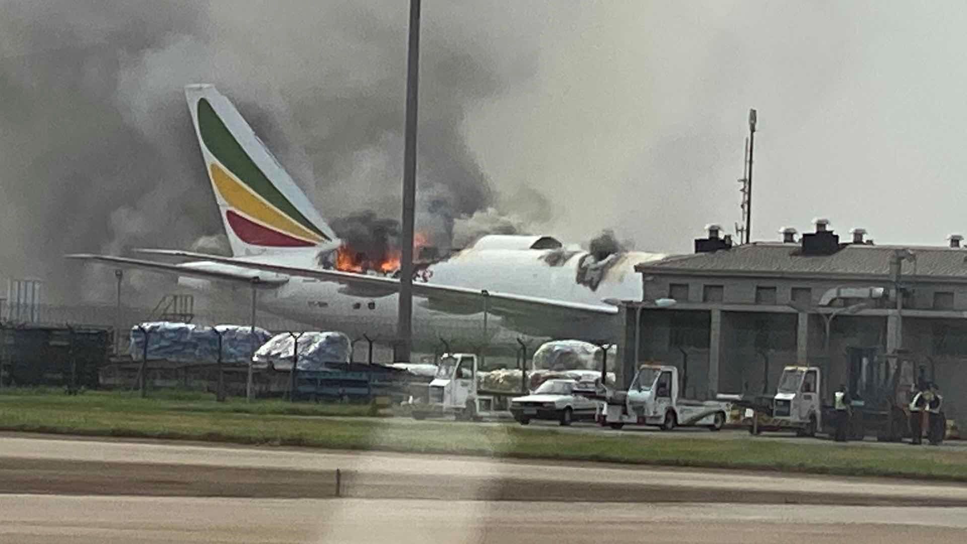 Pożar samolotu na lotnisku w Szanghaju
