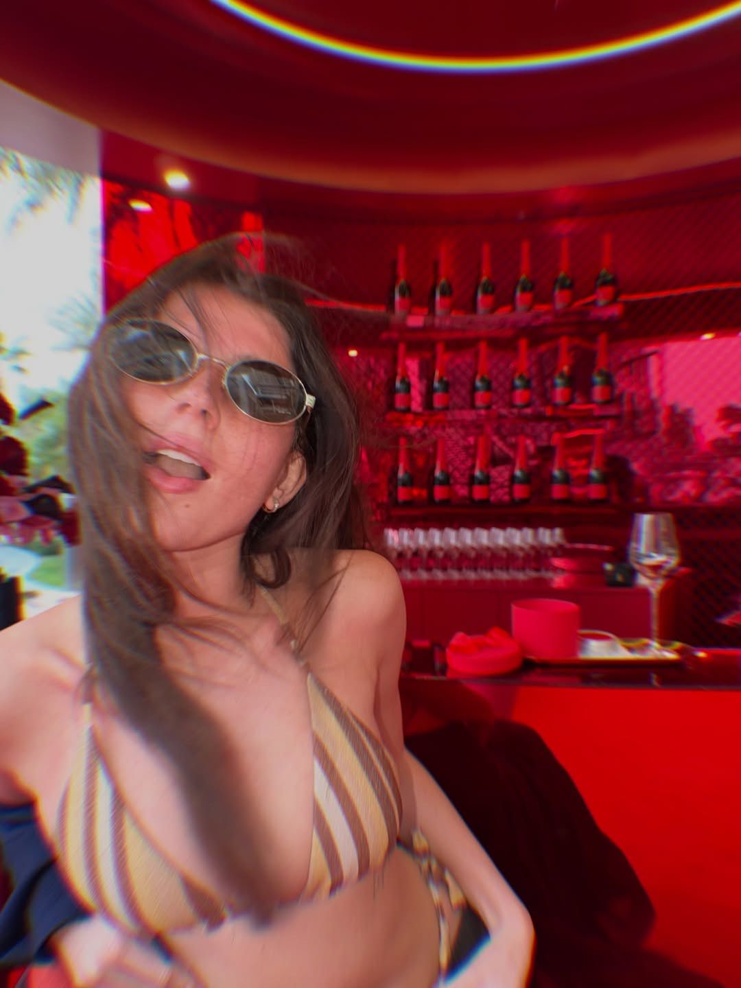 Roxie Węgiel w znakomitym nastroju przy barze