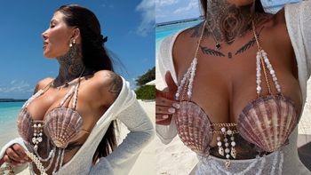 Deynn i jej muszelkowy stanik pozdrawiają z plaży na Malediwach. "LAKTATOR DLA SYRENEK" (FOTO)