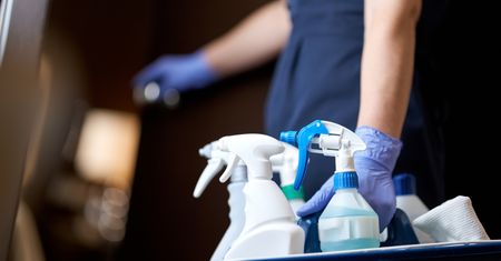 Hotelarz mówi, co zrobić zaraz po wejściu do pokoju. To brudny sekret