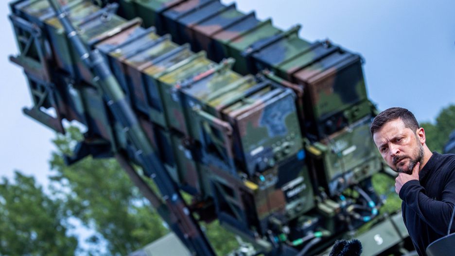 Ukrainian President Zelensky meets Ukrainian soldiers training in Germany
epa11404639 President of Ukraine Volodymyr Zelensky stands in front of a 'Patriot' anti-aircraft missile system during his visit to a military training area in Germany, 11 June 2024. Ukrainina President visits Germany to take part in The Ukraine Recovery Conference 2024 that takes place in Berlin from 11 to 12 June 2024, under the slogan 'United in defense. United in recovery. Stronger together.'  EPA/JENS BUETTNER / POOL 
Dostawca: PAP/EPA.
JENS BUETTNER / POOL