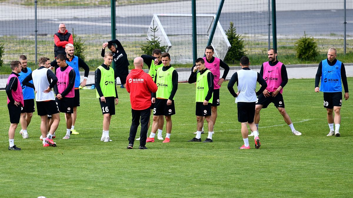 Piłkarze już trenują bez maseczek. Na zdjęciu trening Zagłębia Lubin w czwartek 21 maja. 