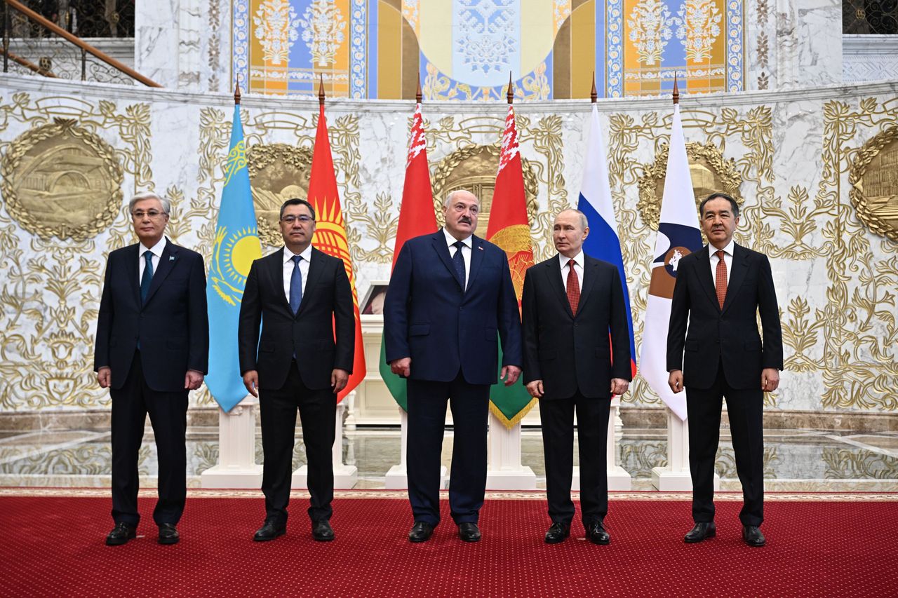 Mroził Putina i innych przywódców. 16 stopni w pałacu