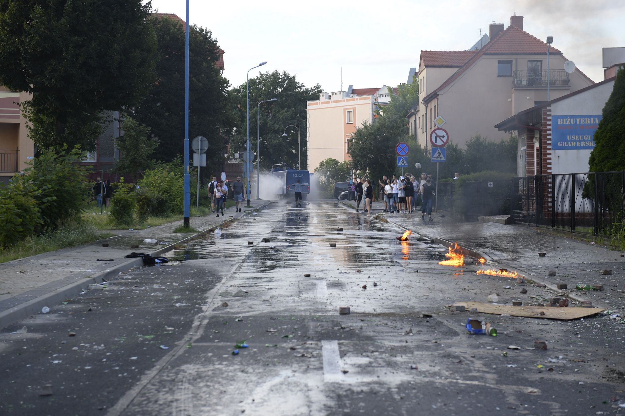 Lubin. Atak demonstrantów na komendę. Kilku funkcjonariuszy rannych 