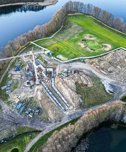 Nad jeziorem stanął żuraw. W mieście boją się wieży milionera