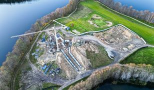 Nad jeziorem stanął żuraw. W mieście boją się wieży milionera