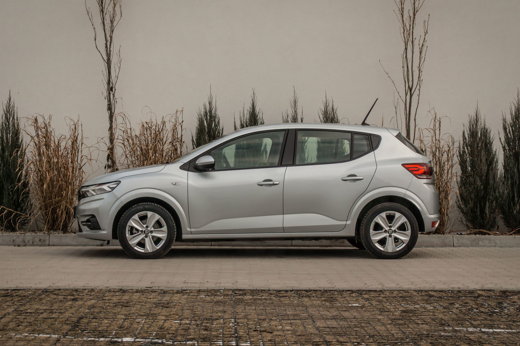 Przez lata Dacia Sandero naprawdę wyładniała i zyskała zgrabną linię
