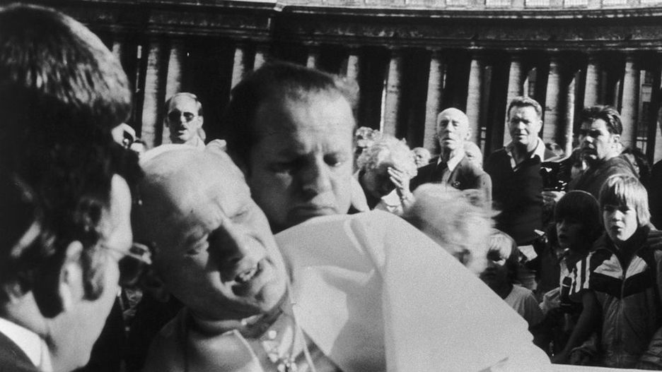 Jan Paweł II mógł zginąć od dwóch strzałów Ali Agcy. Zamach miał miejsce 13 maja 1981 roku, w uroczystość Matki Boskiej Fatimskiej.