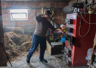 Pół miliona ton trujących pelletów trafia do domowych pieców. Małopolska domaga się ścigania oszustów