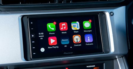 Apple CarPlay z grami i odtwarzaczem YouTube. Jailbreak iOS-a 13 na to pozwala