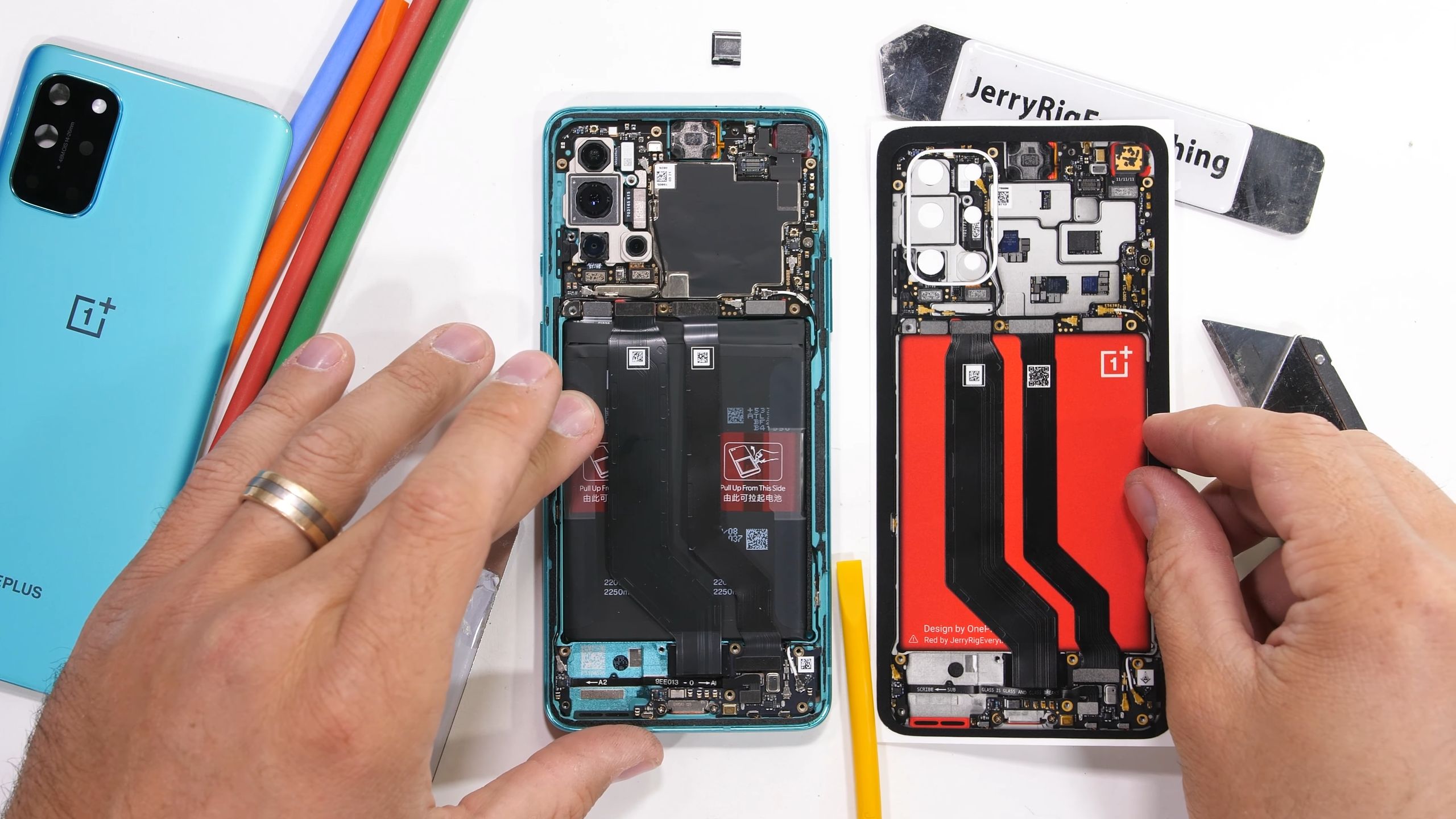 OnePlus 8T: tak wygląda smartfon od środka. Bateria z podwójnym ogniwem i sporo pasty 2