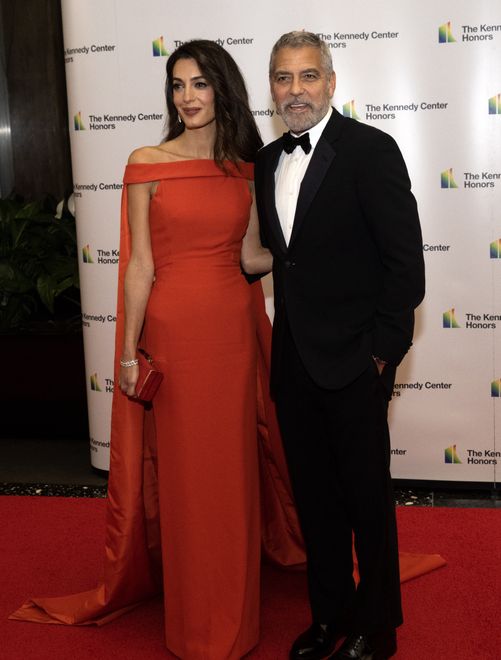 45th Annual Kennedy Center Honors Formal Artist's Dinner Arrivalsepa10347294 George Clooney and wife, Amal arrive for the formal Artist's Dinner honoring the recipients of the 45th Annual Kennedy Center Honors at the Department of State in Washington, DC, USA, 03 December 2022. The 2022 honorees are: actor and filmmaker George Clooney, contemporary Christian and pop singer-songwriter Amy Grant, legendary singer of soul, Gospel, R&B, and pop Gladys Knight, Cuban-born American composer, conductor, and educator Tania Leon, and iconic Irish rock band U2, comprised of band members Bono, The Edge, Adam Clayton, and Larry Mullen Jr.  EPA/Ron Sachs / POOL Dostawca: PAP/EPA.Ron Sachs / POOL