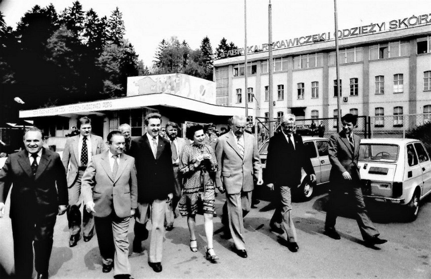Dawne hale Fabryki Rękawiczek i Odzieży Skórzanej w Miastku, w tym  XIX-wieczne obiekty, zniknęły z powierzchni ziemi. Dzisiaj w tym miejscu jest market.