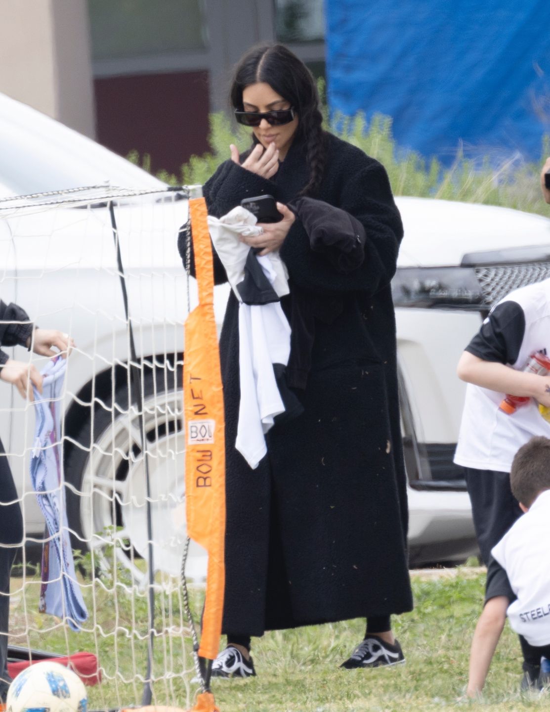 "Rozczochrana" i zaspana Kim Kardashian pilnuje dzieci na meczu piłki nożnej 