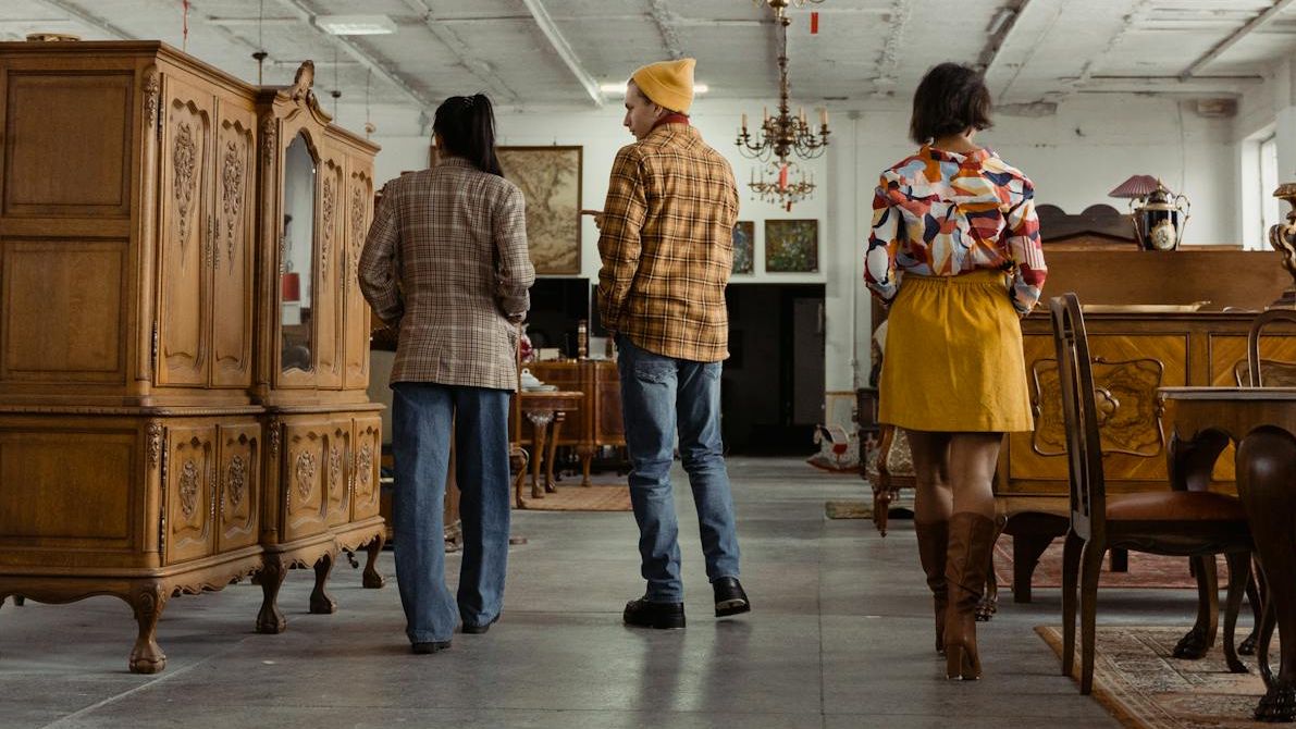 W sklepie meblarskim.