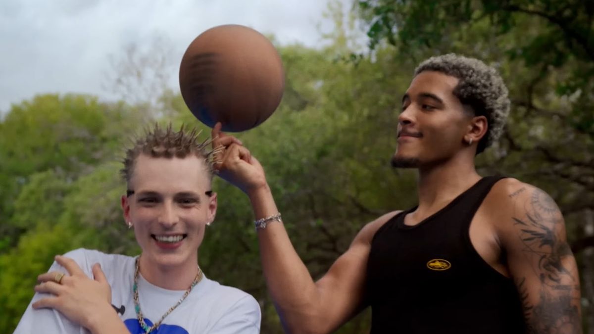 Na zdjęciu od lewej: raper Oki i Jeremy Sochan