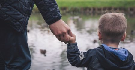 "Ojciec z dzieckiem – jak świnka morska". O dyskryminacji ojców w miejscach publicznych