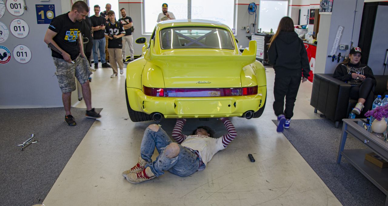 Japończyk leżący pod porsche to obiekt kultu. Rżnie piłą i wierci na oko, a ludzie go podziwiają i... rozumiem to